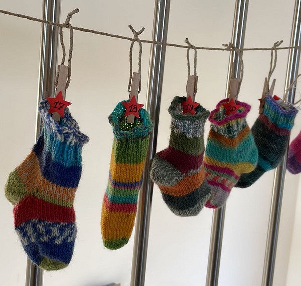 Abbildung von aufgehängten bunten Socken mit den Zahlen 17 bis 20