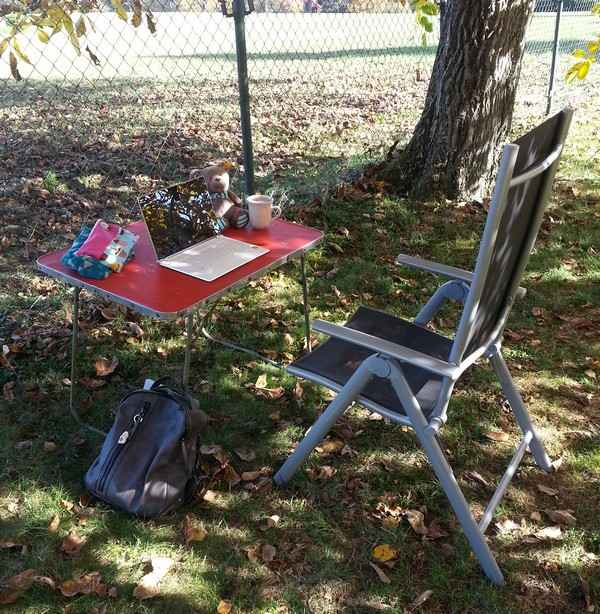 Abbildung eines Arbeitsplatzes im Freien auf einer herbstlichen Wiese