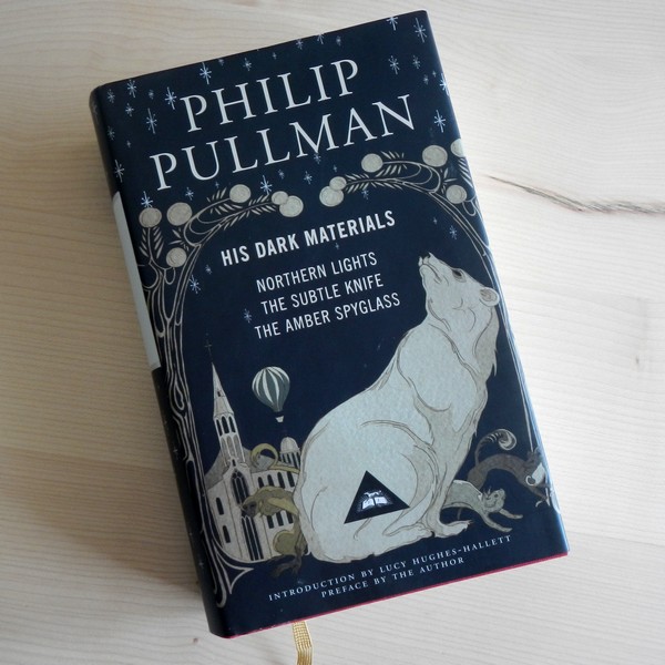 Abbildung des Buches "His Dark Materials" von Philip Pullman